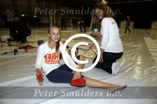 Katwijk Leiden 28 november 2012
Edwin en Annemarie v d sar en hun kinderen Joe en Lynn maken schilderije met Pim Smit die verkocht gaan worden voor de edwin v d Sar foundation.
Peter Smulders bv