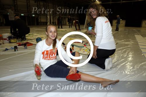 Katwijk Leiden 28 november 2012
Edwin en Annemarie v d sar en hun kinderen Joe en Lynn maken schilderije met Pim Smit die verkocht gaan worden voor de edwin v d Sar foundation.
Peter Smulders bv