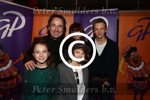 Hilversum, 6 December 2012
De Gouden Pepernoot uitreiking in het Gooiland theater
Marco Borsato met gezin
Foto Peter Smulders BV