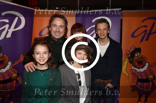 Hilversum, 6 December 2012
De Gouden Pepernoot uitreiking in het Gooiland theater
Marco Borsato met gezin
Foto Peter Smulders BV