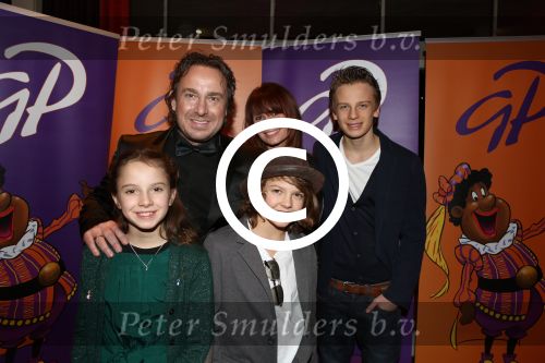 Hilversum, 6 December 2012
De Gouden Pepernoot uitreiking in het Gooiland theater
Marco Borsato met gezin
Foto Peter Smulders BV