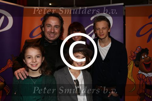 Hilversum, 6 December 2012
De Gouden Pepernoot uitreiking in het Gooiland theater
Marco Borsato met gezin
Foto Peter Smulders BV