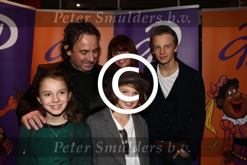 Hilversum, 6 December 2012
De Gouden Pepernoot uitreiking in het Gooiland theater
Marco Borsato met gezin
Foto Peter Smulders BV