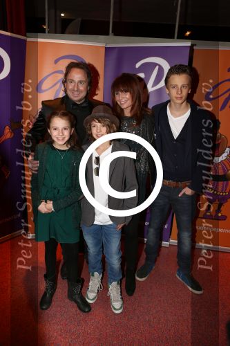 Hilversum, 6 December 2012
De Gouden Pepernoot uitreiking in het Gooiland theater
Marco Borsato met gezin
Foto Peter Smulders BV