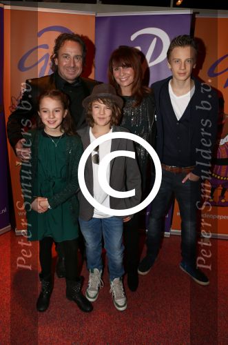 Hilversum, 6 December 2012
De Gouden Pepernoot uitreiking in het Gooiland theater
Marco Borsato met gezin
Foto Peter Smulders BV