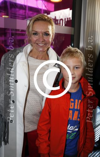 Amstelveen 9 december 2012
Premiere Dik Trom in schouwburg Amstelveen. mariska v Kolck met zoon
Peter Smulders bv