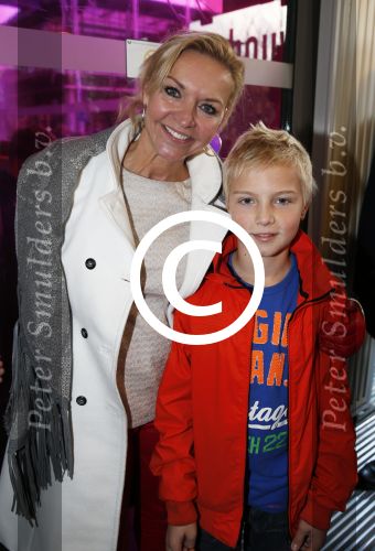 Amstelveen 9 december 2012
Premiere Dik Trom in schouwburg Amstelveen. mariska v Kolck met zoon
Peter Smulders bv