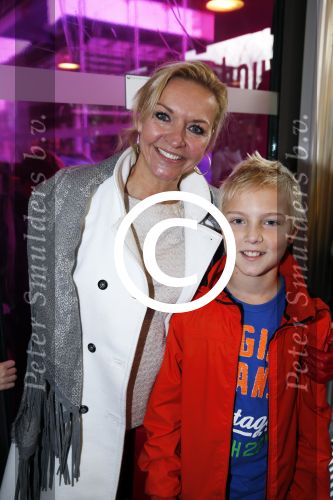 Amstelveen 9 december 2012
Premiere Dik Trom in schouwburg Amstelveen. mariska v Kolck met zoon
Peter Smulders bv