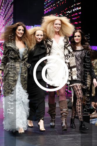 Amsterdam 7 december 2012
Luxery fair in de RAI. Jolanda v d Berg Carolien Spoor Marly v Velden en Marvy Rieder
Peter Smulders bv
