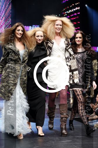 Amsterdam 7 december 2012
Luxery fair in de RAI. Jolanda v d Berg Carolien Spoor Marly v Velden en Marvy Rieder
Peter Smulders bv