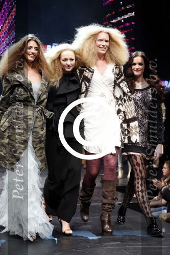 Amsterdam 7 december 2012
Luxery fair in de RAI. Jolanda v d Berg Carolien Spoor Marly v Velden en Marvy Rieder
Peter Smulders bv