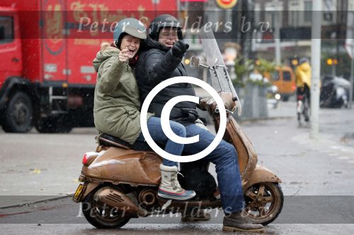 Amsterdam 3 december 2012
Menno Kohler met vriendin en hond op vespa scooter in de sneeuw.
Peter Smulders bv