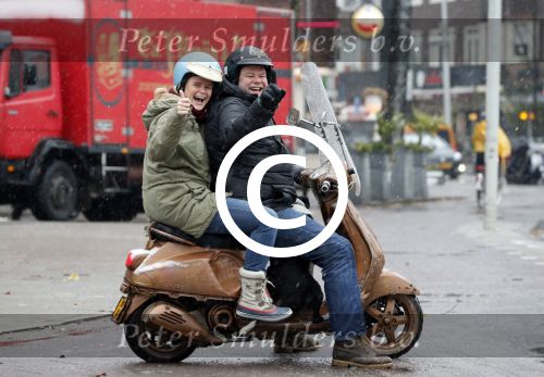 Amsterdam 3 december 2012
Menno Kohler met vriendin en hond op vespa scooter in de sneeuw.
Peter Smulders bv
