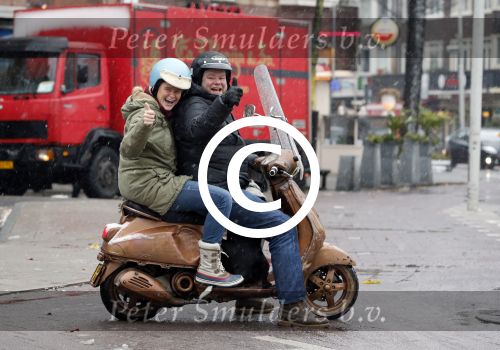 Amsterdam 3 december 2012
Menno Kohler met vriendin en hond op vespa scooter in de sneeuw.
Peter Smulders bv