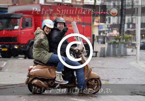 Amsterdam 3 december 2012
Menno Kohler met vriendin en hond op vespa scooter in de sneeuw.
Peter Smulders bv