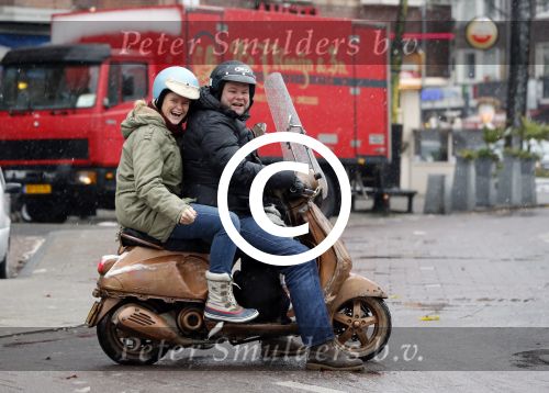 Amsterdam 3 december 2012
Menno Kohler met vriendin en hond op vespa scooter in de sneeuw.
Peter Smulders bv