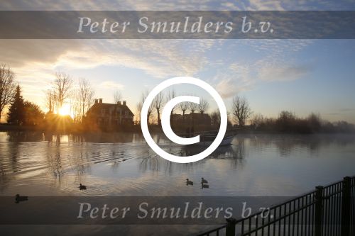 Nigtevecht 30 november 2012
De zon komt op achter ons huis met een beestje mist op de vecht.
Peter Smulders bv