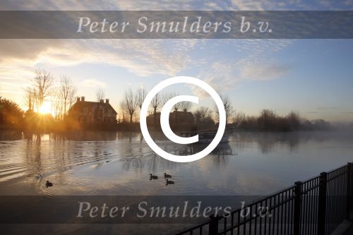 Nigtevecht 30 november 2012
De zon komt op achter ons huis met een beestje mist op de vecht.
Peter Smulders bv