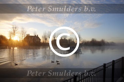 Nigtevecht 30 november 2012
De zon komt op achter ons huis met een beestje mist op de vecht.
Peter Smulders bv