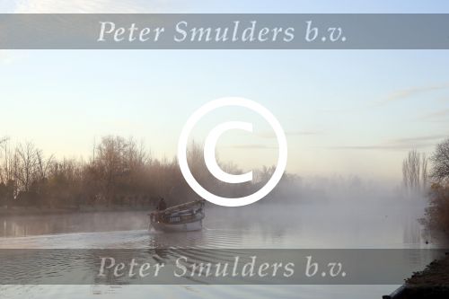 Nigtevecht 30 november 2012
De zon komt op achter ons huis met een beestje mist op de vecht.
Peter Smulders bv