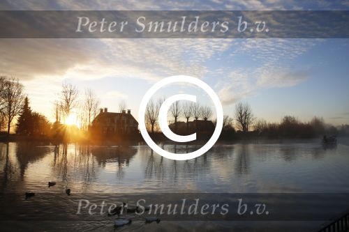 Nigtevecht 30 november 2012
De zon komt op achter ons huis met een beestje mist op de vecht.
Peter Smulders bv