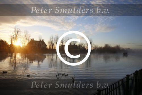 Nigtevecht 30 november 2012
De zon komt op achter ons huis met een beestje mist op de vecht.
Peter Smulders bv