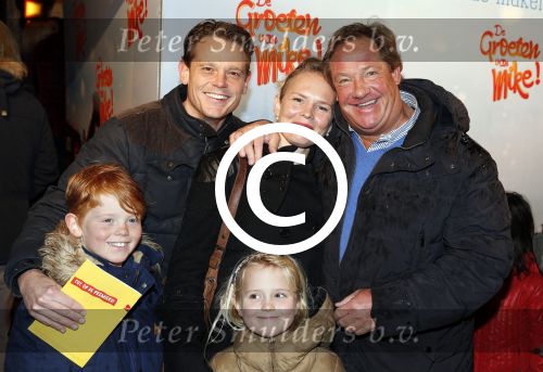 Amsterdam 9 december 2012
Premiere groeten van Mike in Tuschinski. reineke Antvelink met man Olaf v d Berg en hun kinderen
Peter Smulders bv