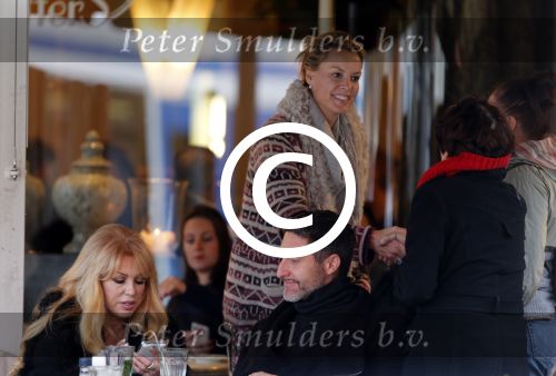 Amsterdam 28 november 2012
Patricia Paay en Micky Hoogendijk ontmoeten elkaar op het terras van Joffers in Amsterdam.
Peter Smulders bv