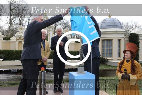 Kaatsheuvel, 13 December 2012
Paul v Vliet 20 jaar Ambassadeur van Unicef
Paul met beeldhouwer Loek Bos, Bouke Wijbrandi, directeur Unicef Nederland en Bart de Boer, Voorzitter Raad van bestuur Efteling
Foto Peter Smulders BV