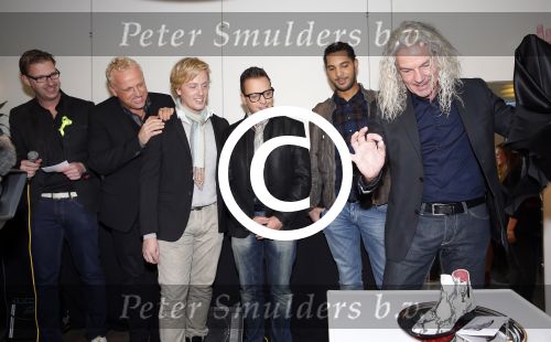 Amsterdam 30 november 2012
Presentatie  schoenenlijn Gordon by mascolori. LA The voices nemen de eerste schoenen in ontvangst uit handen van Raymond Landegent. Peter William Strykes
Peter Smulders bv