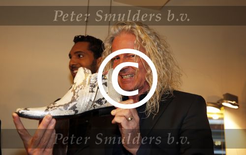 Amsterdam 30 november 2012
Presentatie  schoenenlijn Gordon by mascolori. LA The voices nemen de eerste schoenen in ontvangst uit handen van Raymond Landegent. Peter William Strykes
Peter Smulders bv