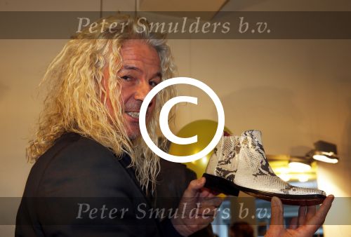 Amsterdam 30 november 2012
Presentatie  schoenenlijn Gordon by mascolori. LA The voices nemen de eerste schoenen in ontvangst uit handen van Raymond Landegent. Peter William Strykes
Peter Smulders bv