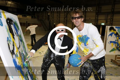 Katwijk Leiden 28 november 2012
Edwin en Annemarie v d sar en hun kinderen Joe en Lynn maken schilderije met Pim Smit die verkocht gaan worden voor de edwin v d Sar foundation.
Peter Smulders bv