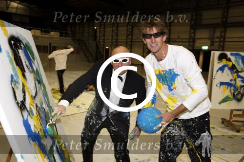 Katwijk Leiden 28 november 2012
Edwin en Annemarie v d sar en hun kinderen Joe en Lynn maken schilderije met Pim Smit die verkocht gaan worden voor de edwin v d Sar foundation.
Peter Smulders bv