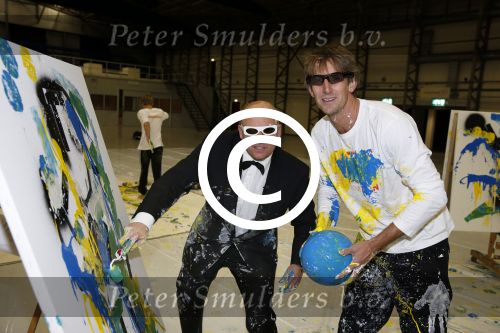 Katwijk Leiden 28 november 2012
Edwin en Annemarie v d sar en hun kinderen Joe en Lynn maken schilderije met Pim Smit die verkocht gaan worden voor de edwin v d Sar foundation.
Peter Smulders bv