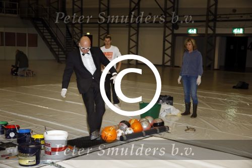 Katwijk Leiden 28 november 2012
Edwin en Annemarie v d sar en hun kinderen Joe en Lynn maken schilderije met Pim Smit die verkocht gaan worden voor de edwin v d Sar foundation.
Peter Smulders bv