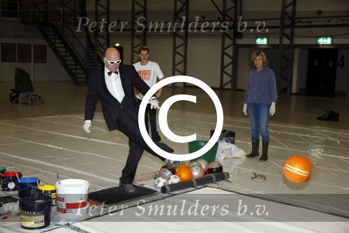 Katwijk Leiden 28 november 2012
Edwin en Annemarie v d sar en hun kinderen Joe en Lynn maken schilderije met Pim Smit die verkocht gaan worden voor de edwin v d Sar foundation.
Peter Smulders bv