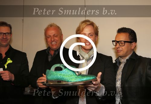 Amsterdam 30 november 2012
Presentatie  schoenenlijn Gordon by mascolori. LA The voices nemen de eerste schoenen in ontvangst uit handen van Raymond Landegent. Remko Harms
Peter Smulders bv