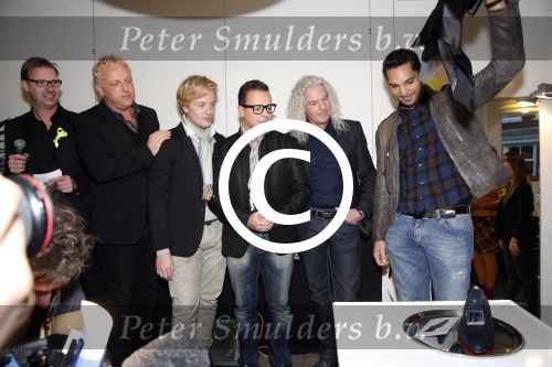 Amsterdam 30 november 2012
Presentatie  schoenenlijn Gordon by mascolori. LA The voices nemen de eerste schoenen in ontvangst uit handen van Raymond Landegent. Richy Brown
Peter Smulders bv