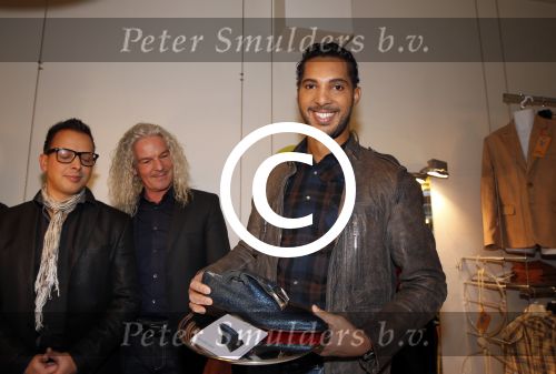 Amsterdam 30 november 2012
Presentatie  schoenenlijn Gordon by mascolori. LA The voices nemen de eerste schoenen in ontvangst uit handen van Raymond Landegent. Richy Brown
Peter Smulders bv