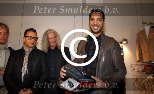 Amsterdam 30 november 2012
Presentatie  schoenenlijn Gordon by mascolori. LA The voices nemen de eerste schoenen in ontvangst uit handen van Raymond Landegent. Richy Brown
Peter Smulders bv