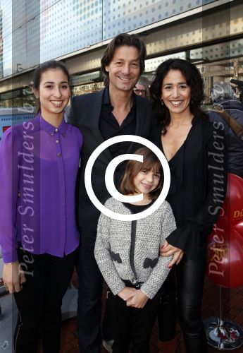 Amstelveen 9 december 2012
Premiere Dik Trom in schouwburg Amstelveen. Rick Engelkes met vrouw Annemarie en hun dochters
Peter Smulders bv