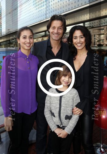 Amstelveen 9 december 2012
Premiere Dik Trom in schouwburg Amstelveen. Rick Engelkes met vrouw Annemarie en hun dochters
Peter Smulders bv