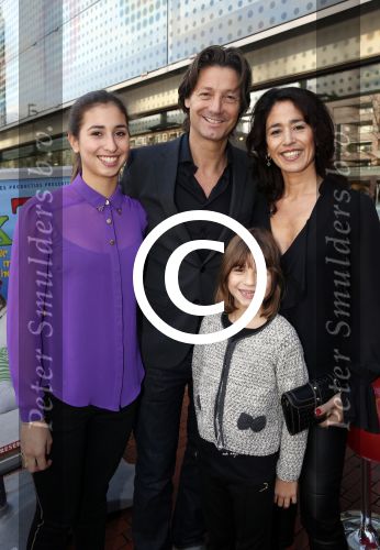 Amstelveen 9 december 2012
Premiere Dik Trom in schouwburg Amstelveen. Rick Engelkes met vrouw Annemarie en hun dochters
Peter Smulders bv
