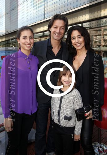 Amstelveen 9 december 2012
Premiere Dik Trom in schouwburg Amstelveen. Rick Engelkes met vrouw Annemarie en hun dochters
Peter Smulders bv