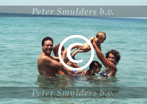 Samos (Griekenland) 17 Juli 1986
Rob de Nijs en Belinda Meuldijk met hun kinderen op het eiland Samos
Foto Peter Smulders BV