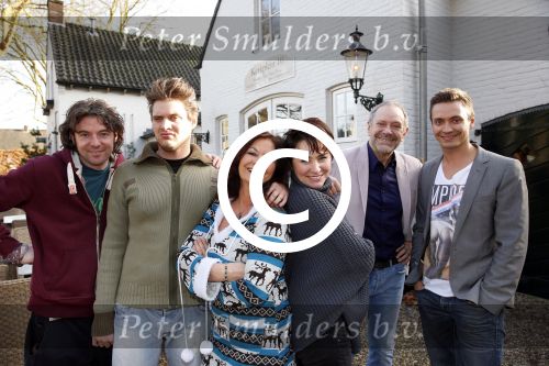 Hemmen 30 november 2012
Rob en Henriette de Nijs samen met zoons Robert en Joshi en Belinda Meuldijk met man Thierry Duval in restaurant Kerkplein 10.
Peter Smulders bv
