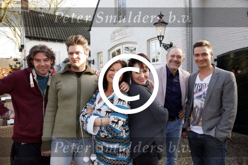 Hemmen 30 november 2012
Rob en Henriette de Nijs samen met zoons Robert en Joshi en Belinda Meuldijk met man Thierry Duval in restaurant Kerkplein 10.
Peter Smulders bv