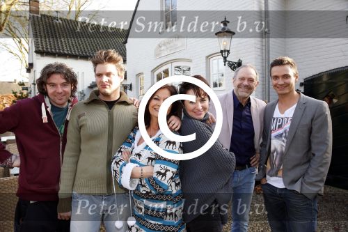 Hemmen 30 november 2012
Rob en Henriette de Nijs samen met zoons Robert en Joshi en Belinda Meuldijk met man Thierry Duval in restaurant Kerkplein 10.
Peter Smulders bv