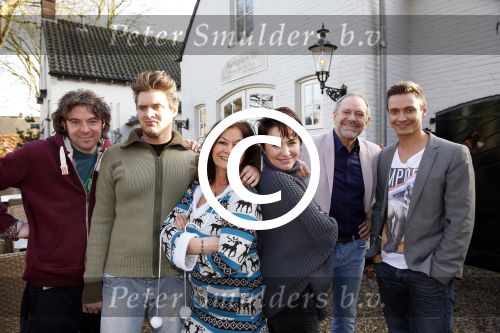 Hemmen 30 november 2012
Rob en Henriette de Nijs samen met zoons Robert en Joshi en Belinda Meuldijk met man Thierry Duval in restaurant Kerkplein 10.
Peter Smulders bv